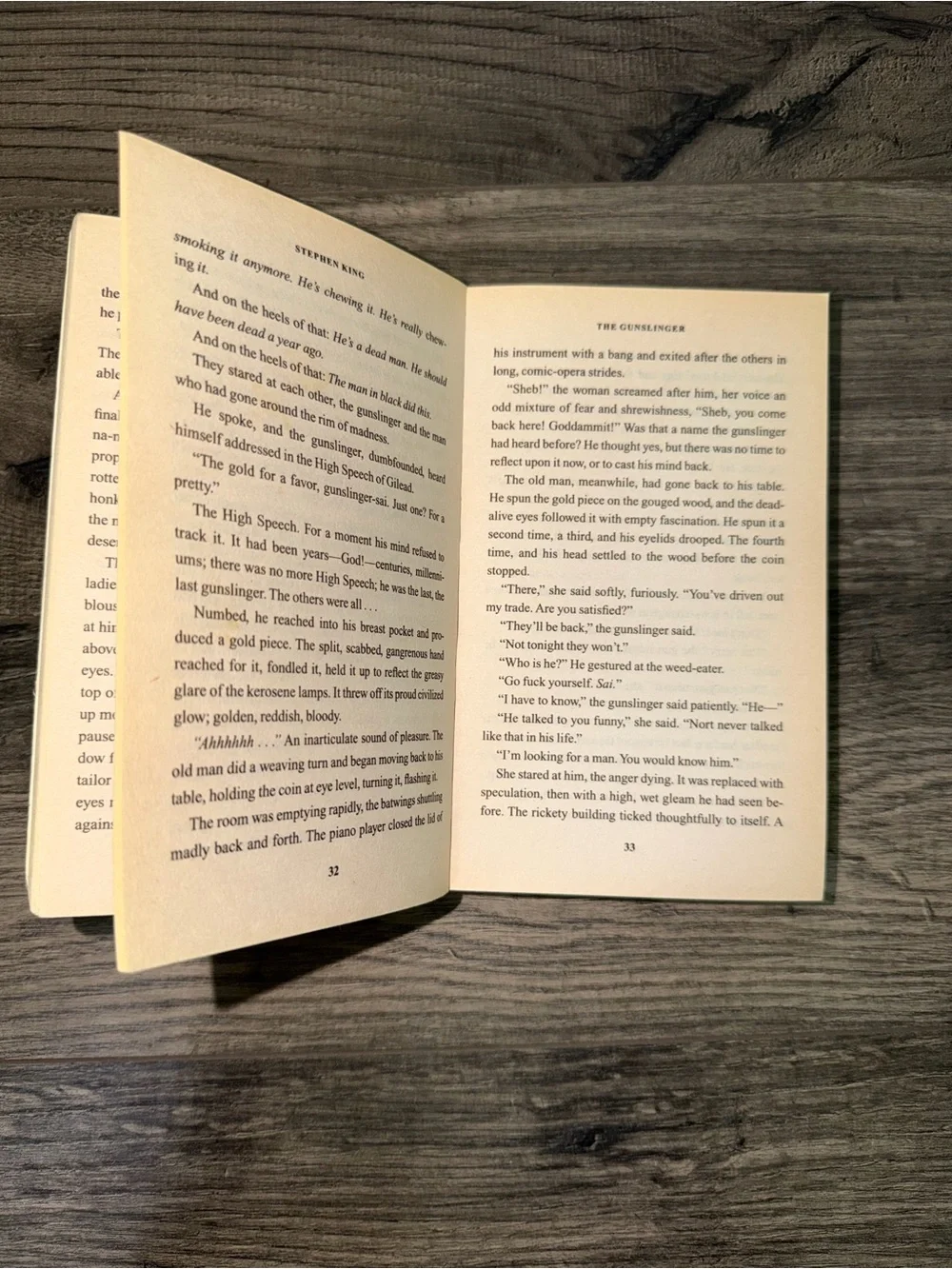 Stephen King — The Gunslinger (The Dark Tower I) Paperback, Beige & Black